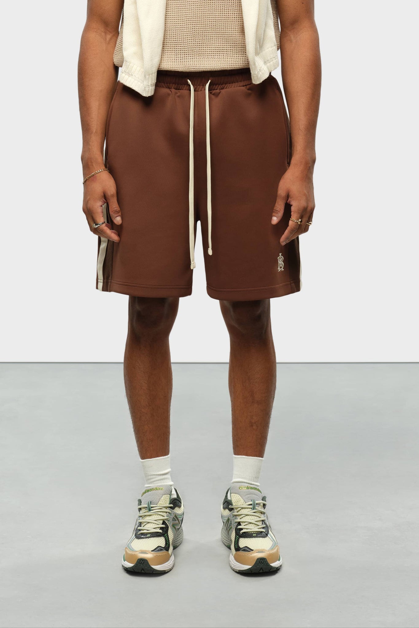 monogram track short brown/ecru
