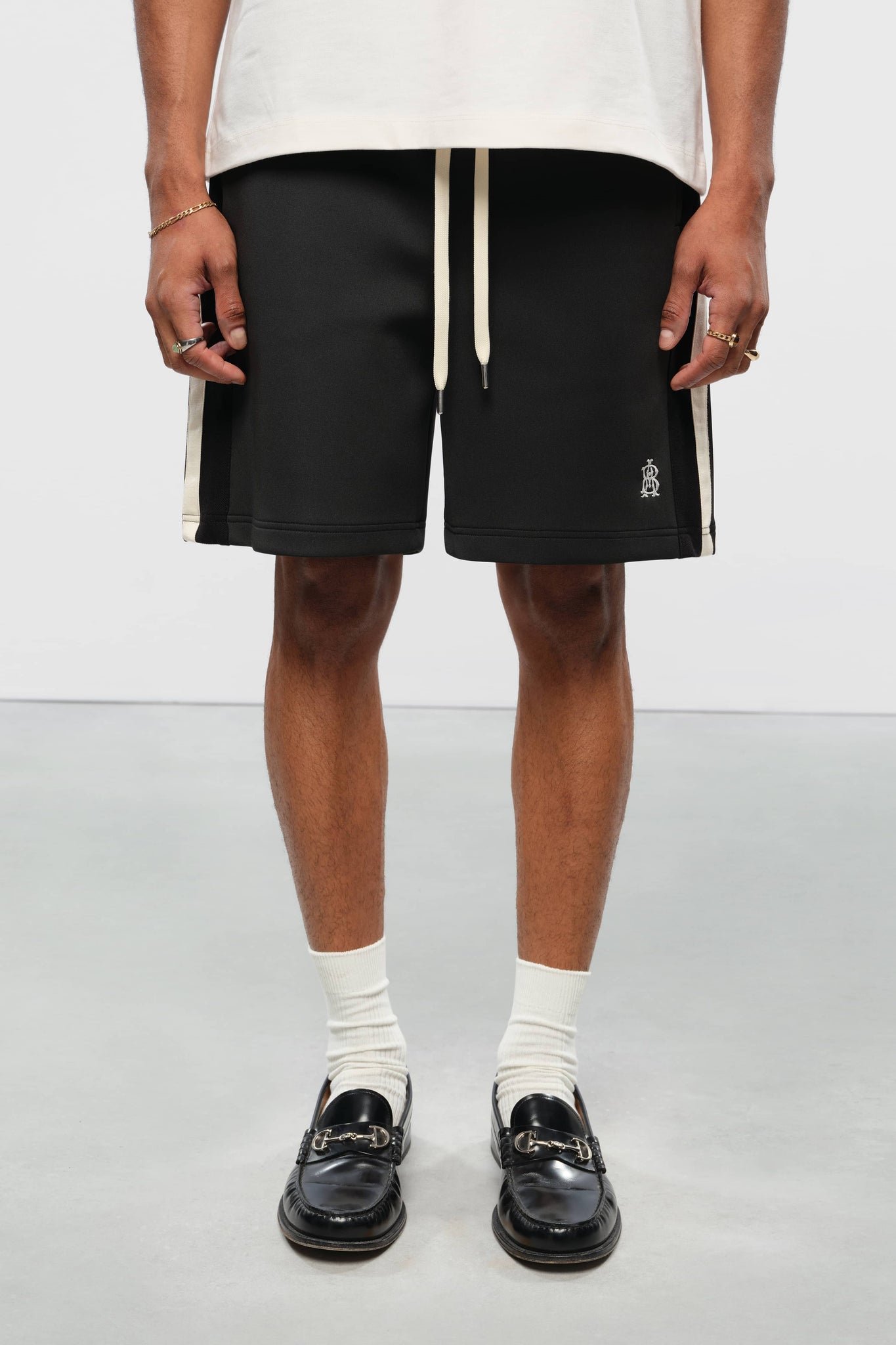 monogram track short black/ecru