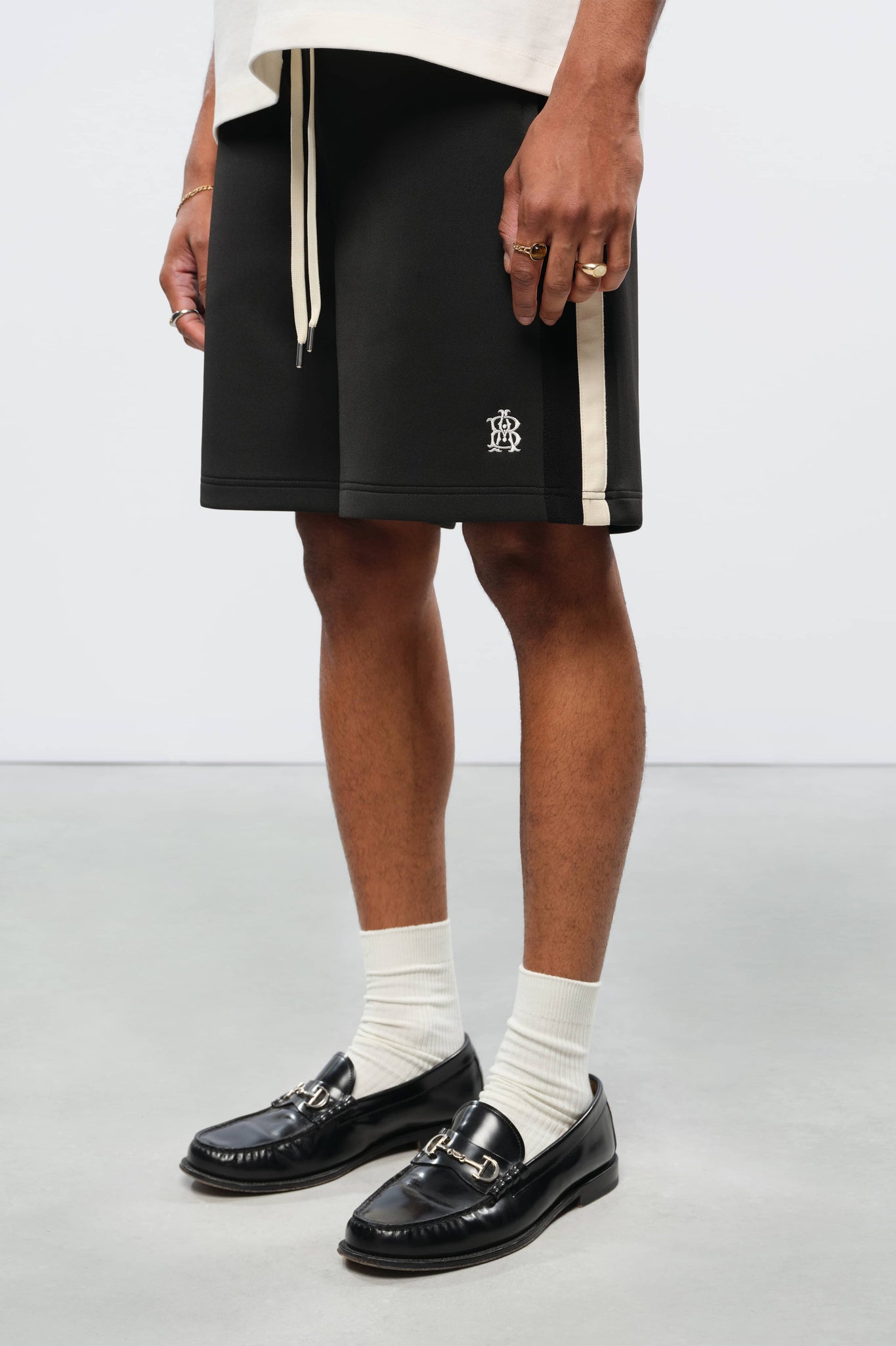 monogram track short black/ecru